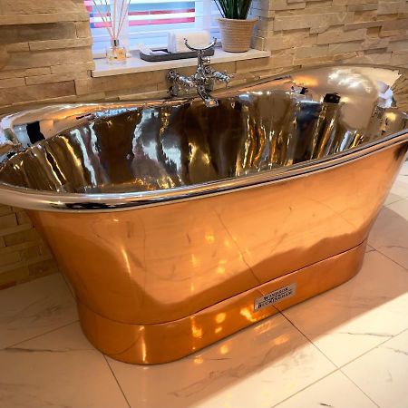 Pamper Yourself In Our Double Sized Copper Tub -2 Bedroom Villa Inverness Ngoại thất bức ảnh