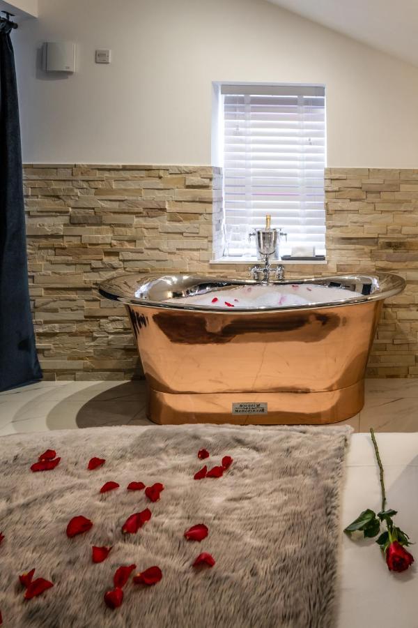 Pamper Yourself In Our Double Sized Copper Tub -2 Bedroom Villa Inverness Ngoại thất bức ảnh