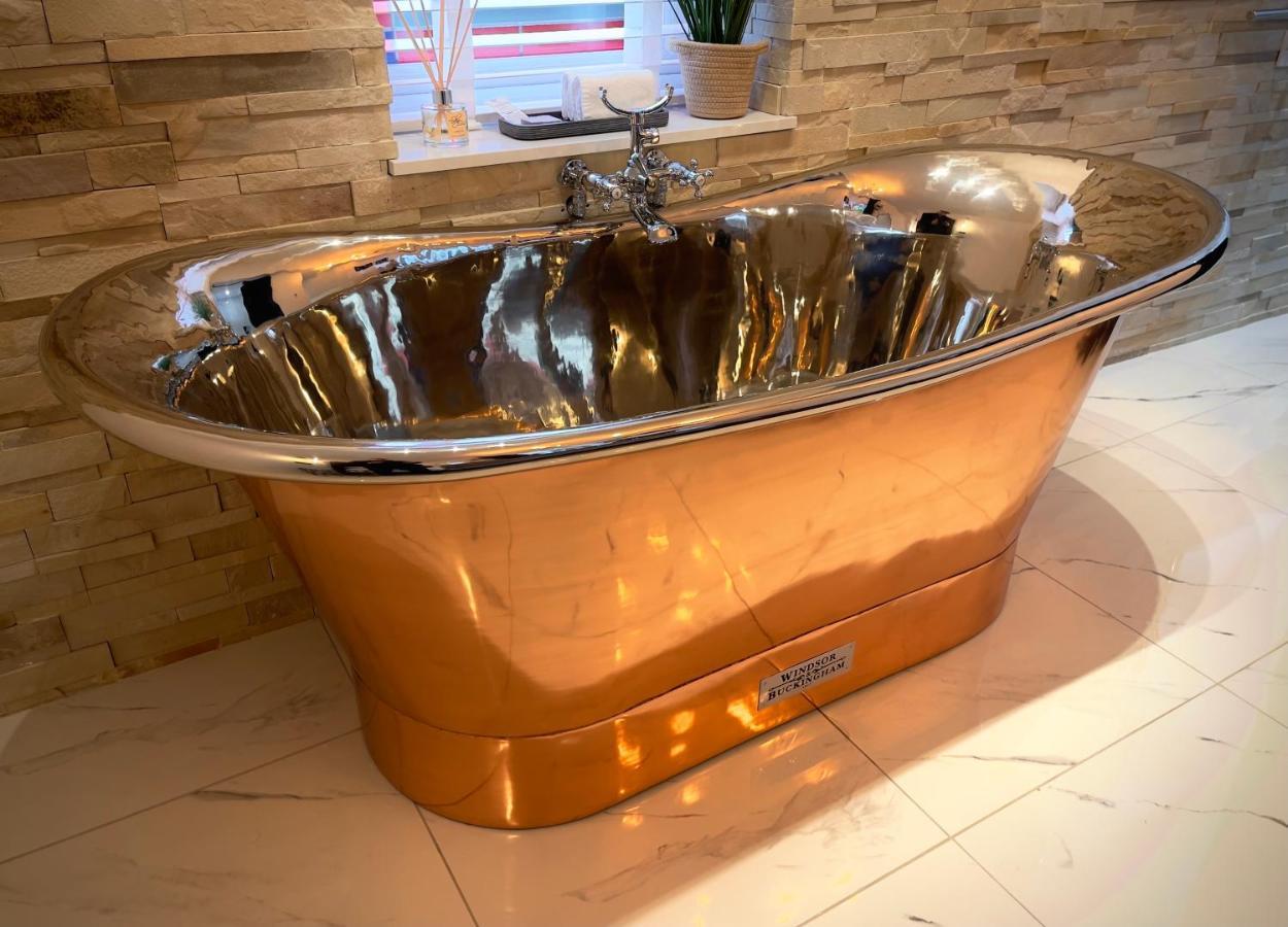 Pamper Yourself In Our Double Sized Copper Tub -2 Bedroom Villa Inverness Ngoại thất bức ảnh